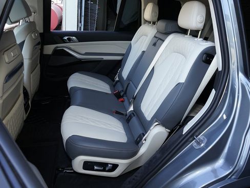 Used 2024 BMW X7 xDrive40i w/ Executive Package image 23