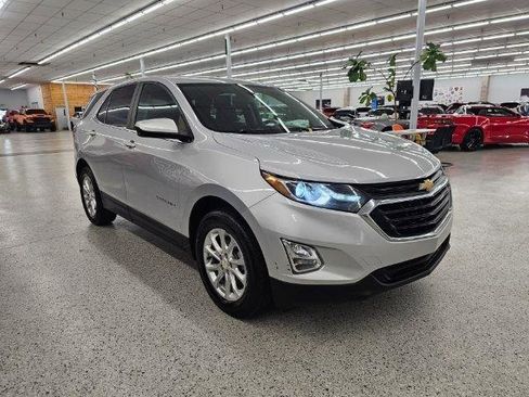 Used 2021 Chevrolet Equinox LT w/ Driver Convenience Package image 3