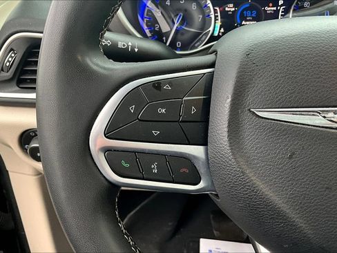 Used 2023 Chrysler Pacifica Touring-L FWD image 11