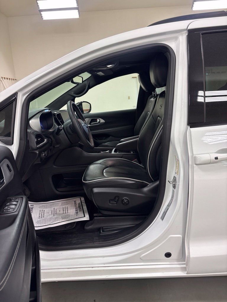 Used 2025 Chrysler Pacifica Limited FWD image 9
