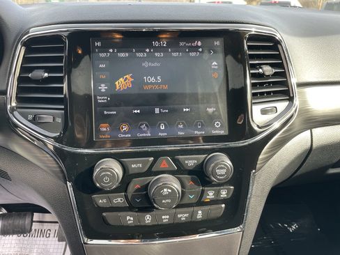 Used 2020 Jeep Grand Cherokee Laredo AWD/4WD image 35