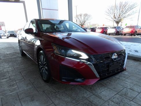 Certified 2023 Nissan Altima 2.5 SV w/ SV Premium Package image 3