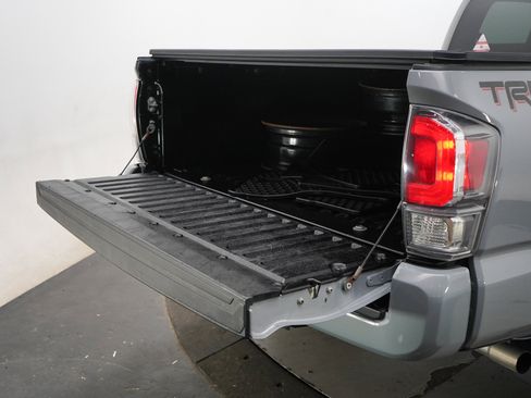 Used 2020 Toyota Tacoma TRD Sport AWD/4WD image 9