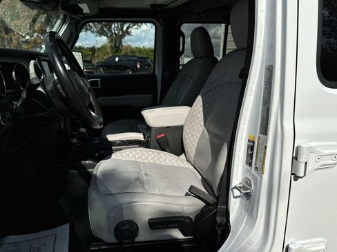 Used 2022 Jeep Wrangler Unlimited Sahara image 2
