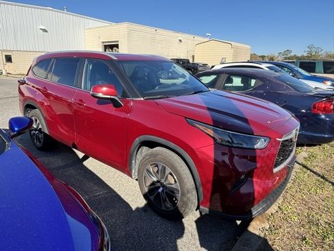 Used 2023 Toyota Highlander XLE image 2