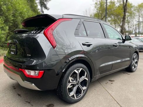 Used 2025 Kia Niro EX Touring image 4