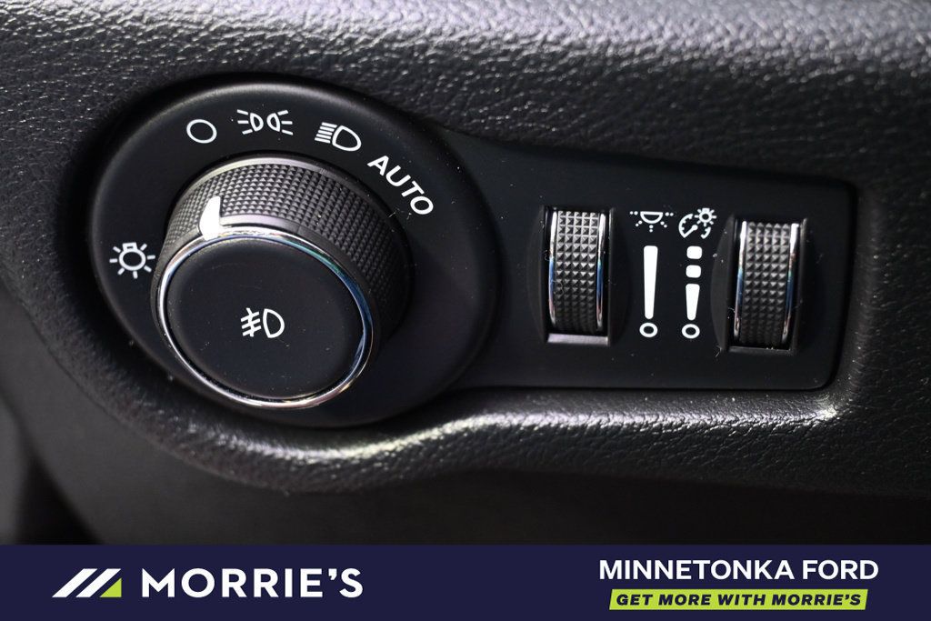 Used 2026 Chrysler Pacifica Select FWD image 28