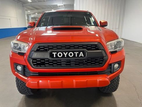 Used 2017 Toyota Tacoma TRD Sport w/ Tow Package AWD/4WD image 8