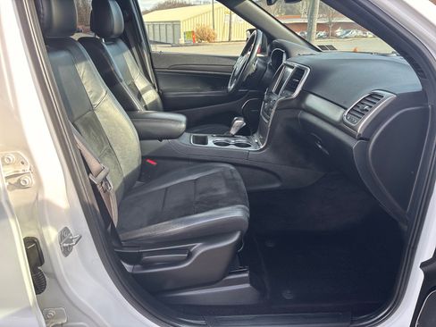 Used 2017 Jeep Grand Cherokee Altitude image 15