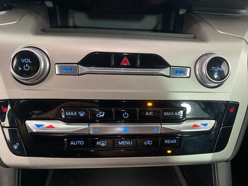 Used 2022 Ford Explorer XLT w/ Equipment Group 202A image 5