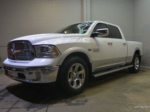 Used 2018 RAM 1500 Laramie w/ Convenience Group AWD/4WD image 2