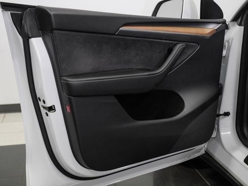 Used 2022 Tesla Model Y Long Range image 45