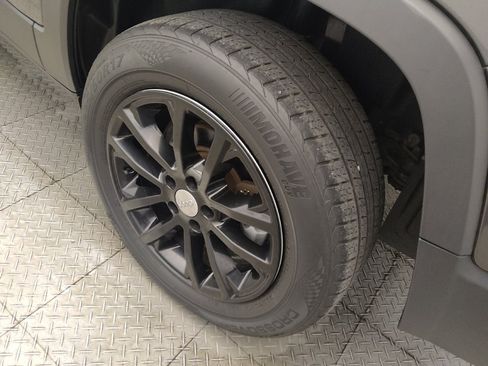 Used 2019 Jeep Cherokee Latitude Plus FWD image 31