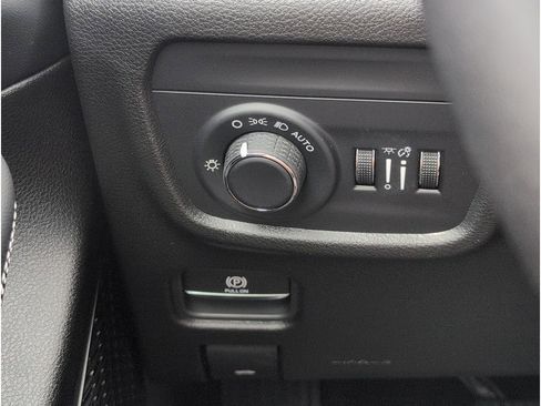 New 2025 Jeep Grand Cherokee Altitude image 27