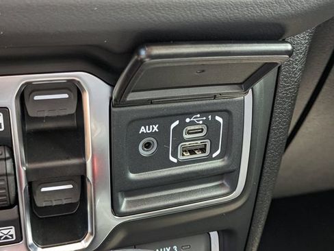 Used 2026 Jeep Wrangler Unlimited Rubicon AWD/4WD image 32