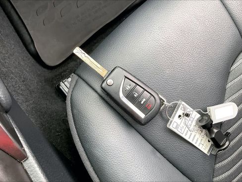 Used 2022 Toyota Camry SE FWD image 11