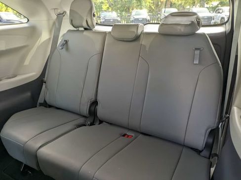 Used 2022 Toyota Sienna XLE FWD image 13
