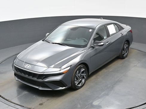 Certified 2025 Hyundai Elantra SEL image 32