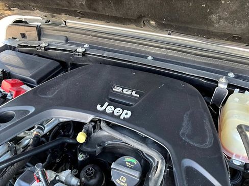 Used 2021 Jeep Wrangler Unlimited Sahara AWD/4WD image 33