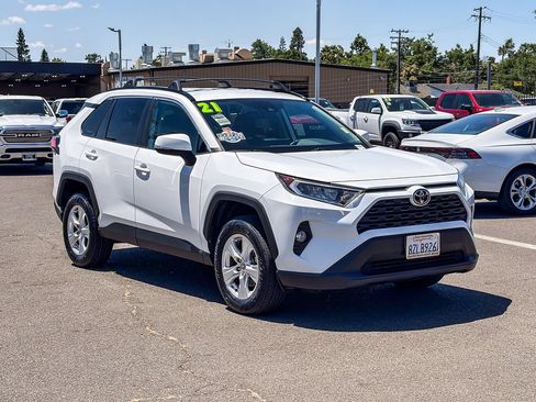 Used 2021 Toyota RAV4 XLE FWD image 5