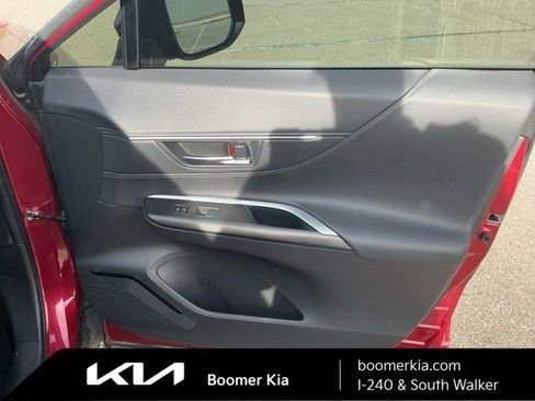 Used 2023 Toyota Venza XLE image 10