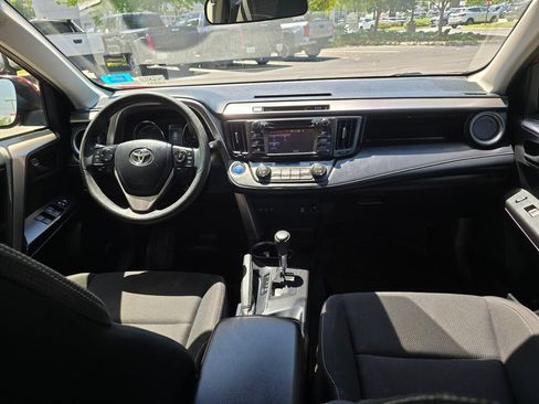 Used 2018 Toyota RAV4 LE AWD/4WD image 15