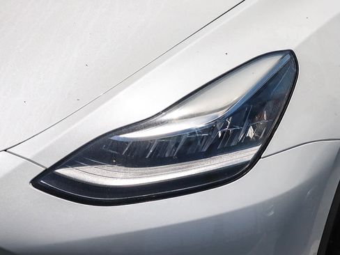 Used 2021 Tesla Model Y Long Range AWD/4WD image 2