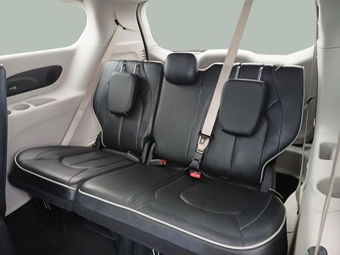 Certified 2023 Chrysler Pacifica Limited image 27