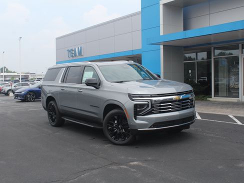 New 2026 Chevrolet Suburban Premier AWD/4WD image 2