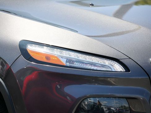 Used 2018 Jeep Cherokee Latitude w/ Altitude Package FWD image 24