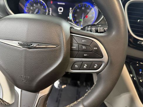 Used 2023 Chrysler Pacifica Touring-L FWD image 20