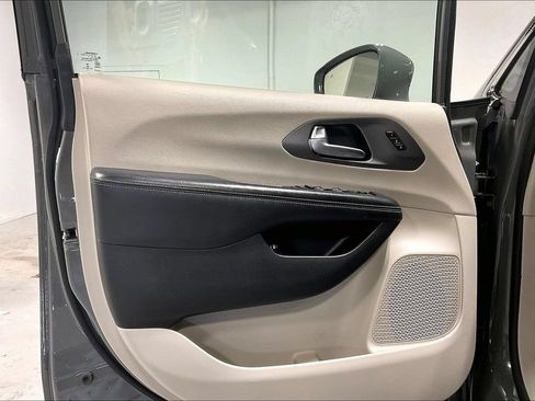 Used 2022 Chrysler Pacifica Touring-L FWD image 21
