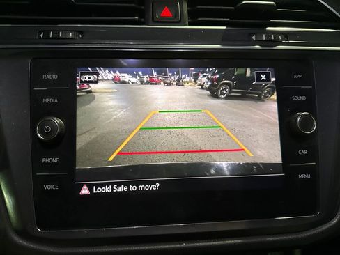 Used 2021 Volkswagen Tiguan SE w/ Panoramic Sunroof Package image 22