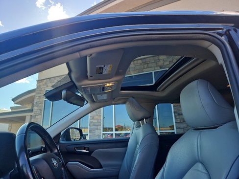 Used 2021 Toyota Highlander XLE image 24