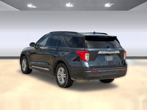 Used 2024 Ford Explorer XLT RWD image 3