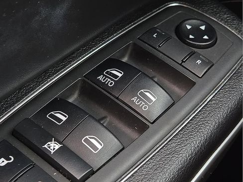 Used 2019 Chrysler 300 Limited RWD image 17