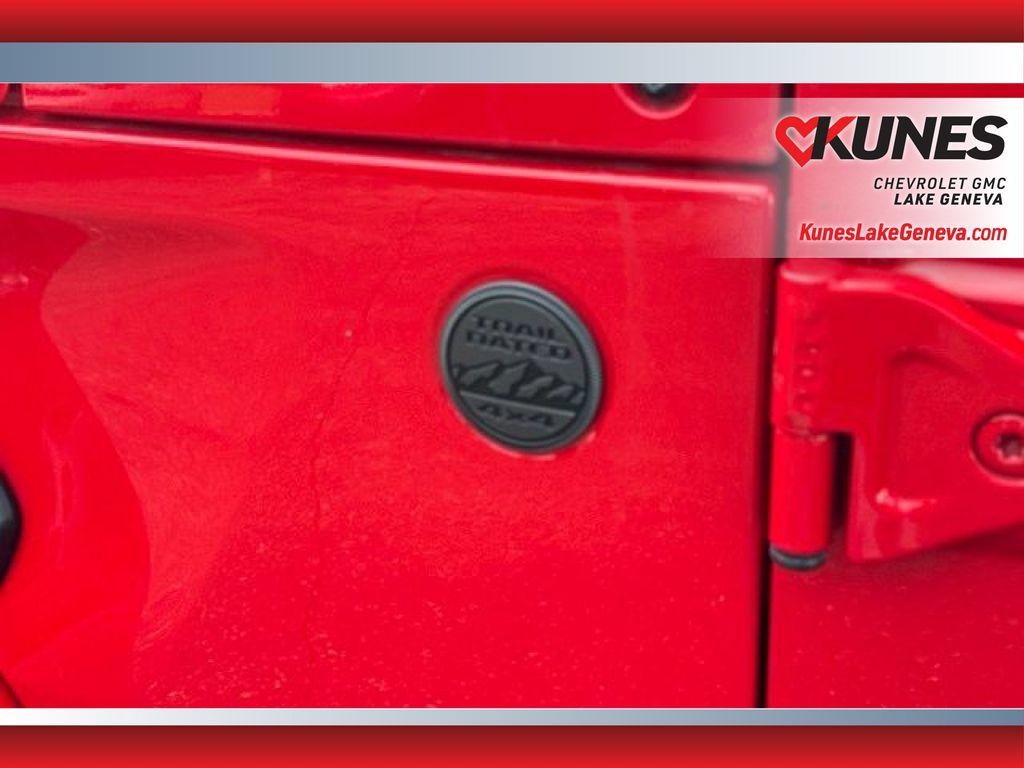 Used 2025 Jeep Wrangler Unlimited Sahara AWD/4WD image 9