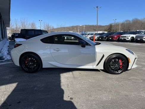 Used 2025 Toyota GR86 Premium w/ Performance Package image 4