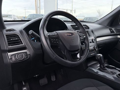 Used 2018 Ford Explorer XLT image 10