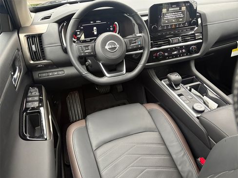 New 2025 Nissan Pathfinder Platinum image 16