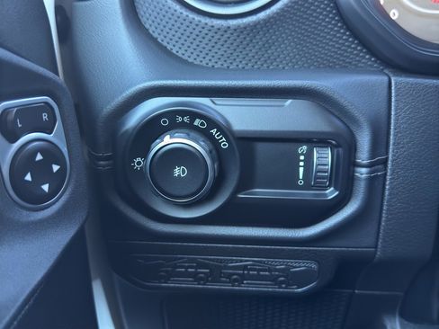 Used 2025 Jeep Wrangler Unlimited Rubicon image 18