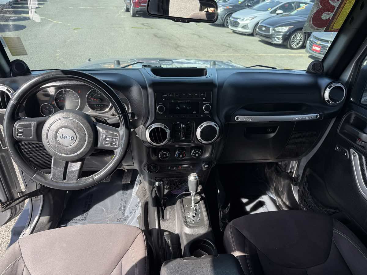 Used 2013 Jeep Wrangler Unlimited Sahara AWD/4WD image 11