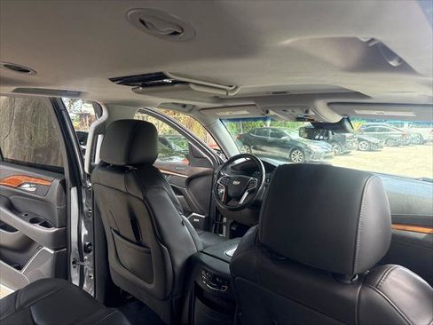 Used 2018 Cadillac Escalade ESV Luxury RWD image 17