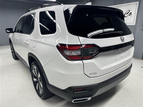 Used 2025 Honda Pilot Touring image 9