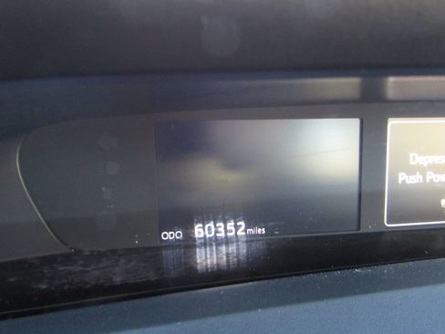 Used 2022 Toyota Prius LE image 13