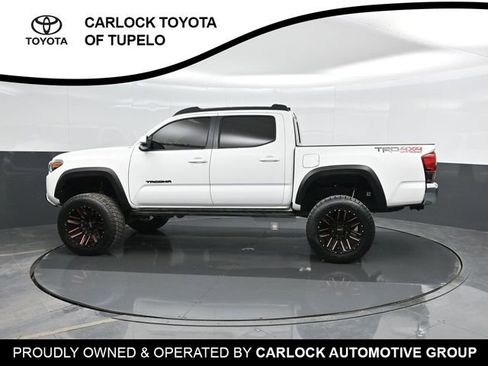 Used 2018 Toyota Tacoma TRD Off-Road AWD/4WD image 9