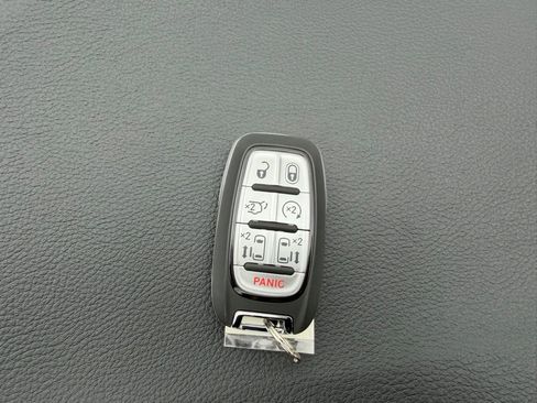 Used 2025 Chrysler Pacifica Limited FWD image 28