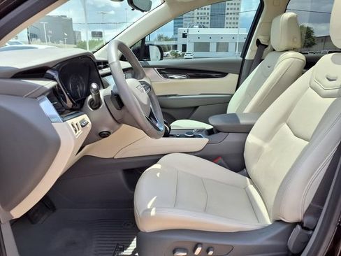 Used 2023 Cadillac XT6 Premium Luxury w/ Technology Package FWD image 4