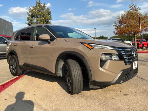 Used 2025 Nissan Rogue SV FWD image 4