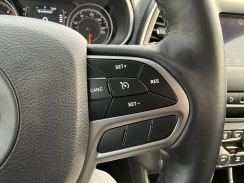 Used 2019 Jeep Cherokee Latitude Plus w/ Cold Weather Group image 23